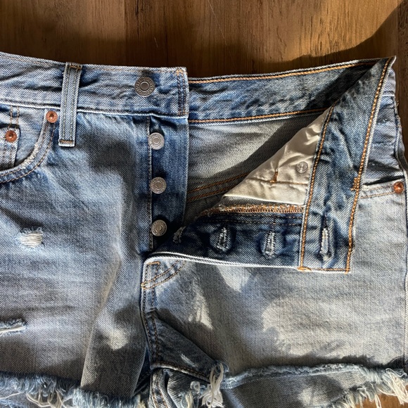 Size 26 Levi’s 501 Jean shorts - Picture 3 of 5